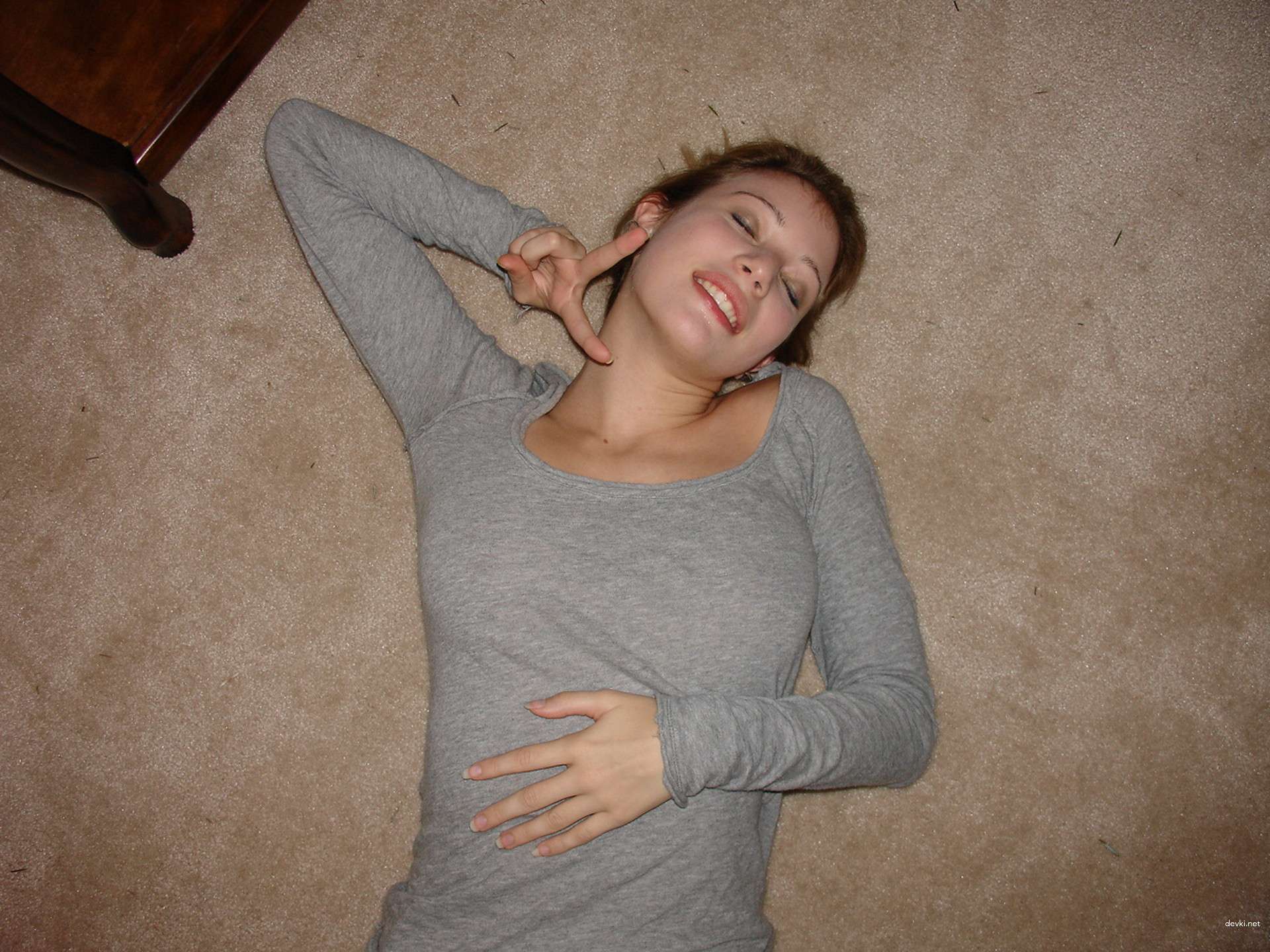 Young girl masturbates her clit - Explicit amateur porn photo