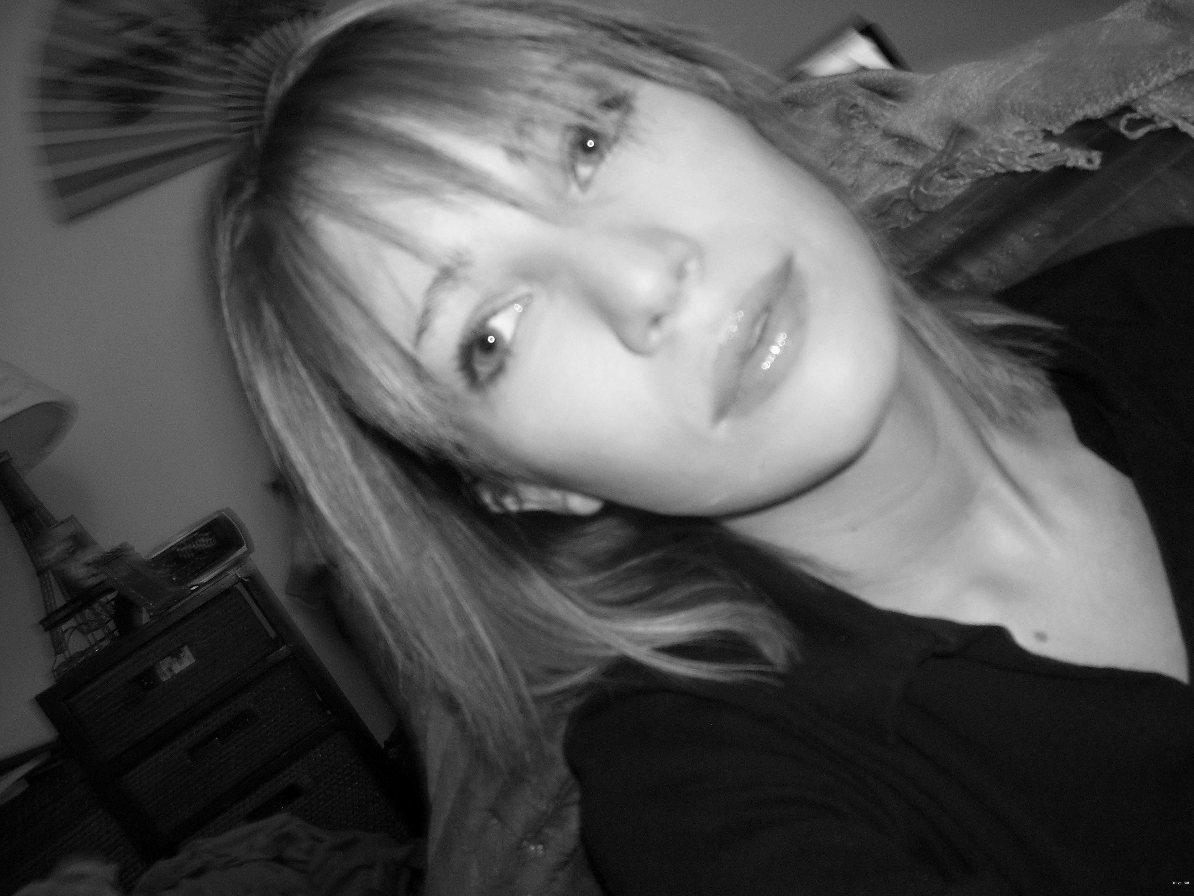 Young girl masturbates her clit - Explicit amateur porn photo