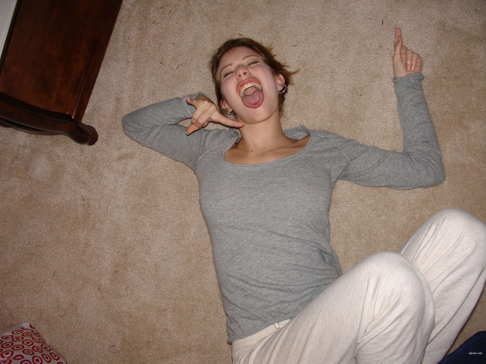 Young girl masturbates her clit - Explicit amateur porn photo