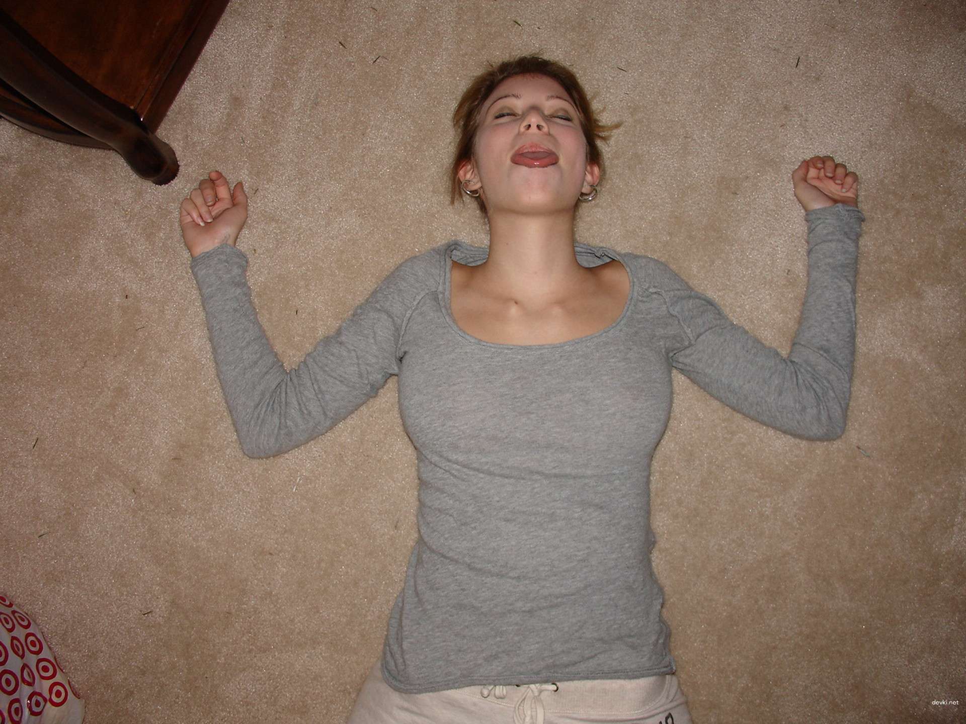 Young girl masturbates her clit - Explicit amateur porn photo