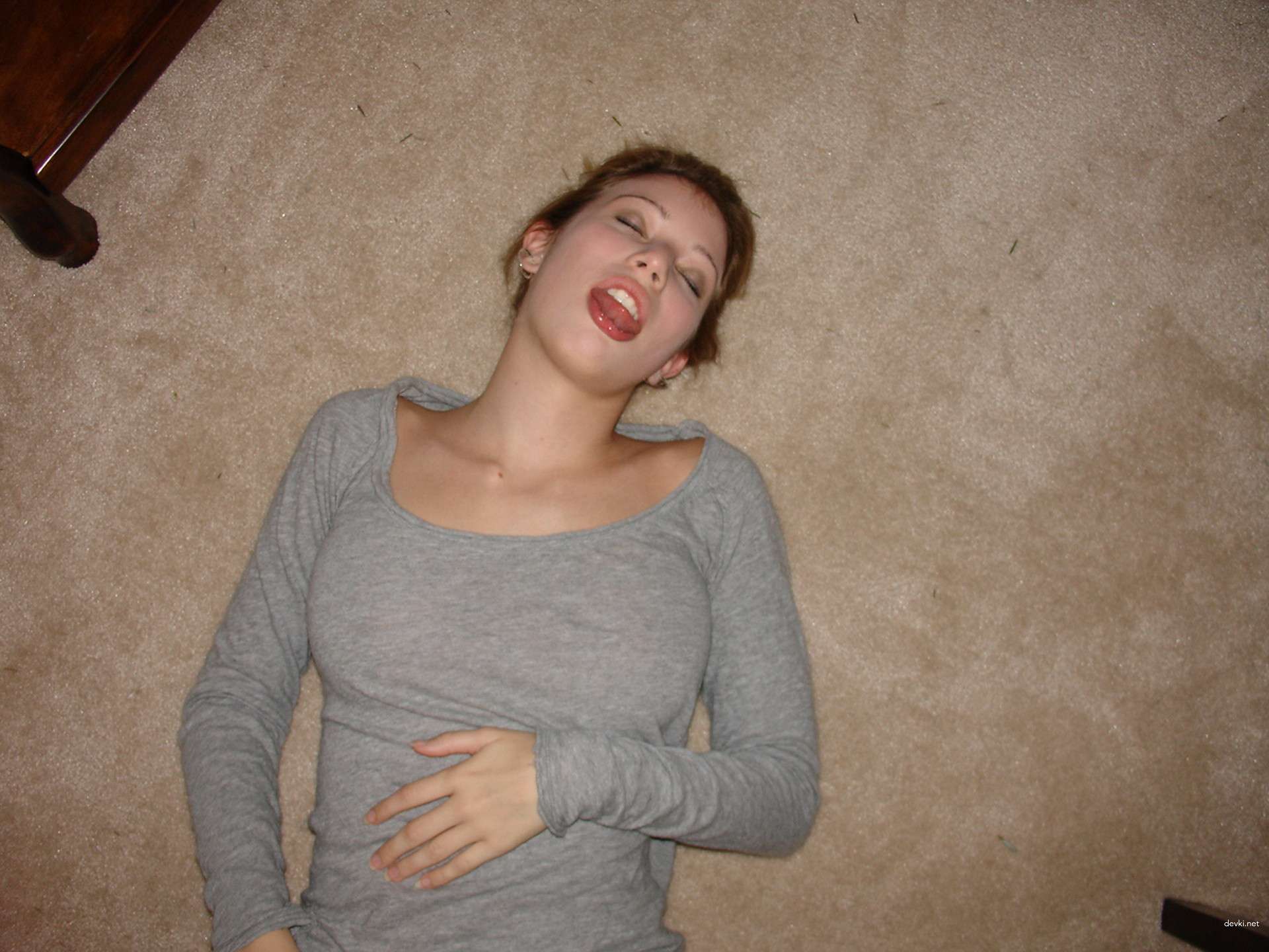 Young girl masturbates her clit - Explicit amateur porn photo