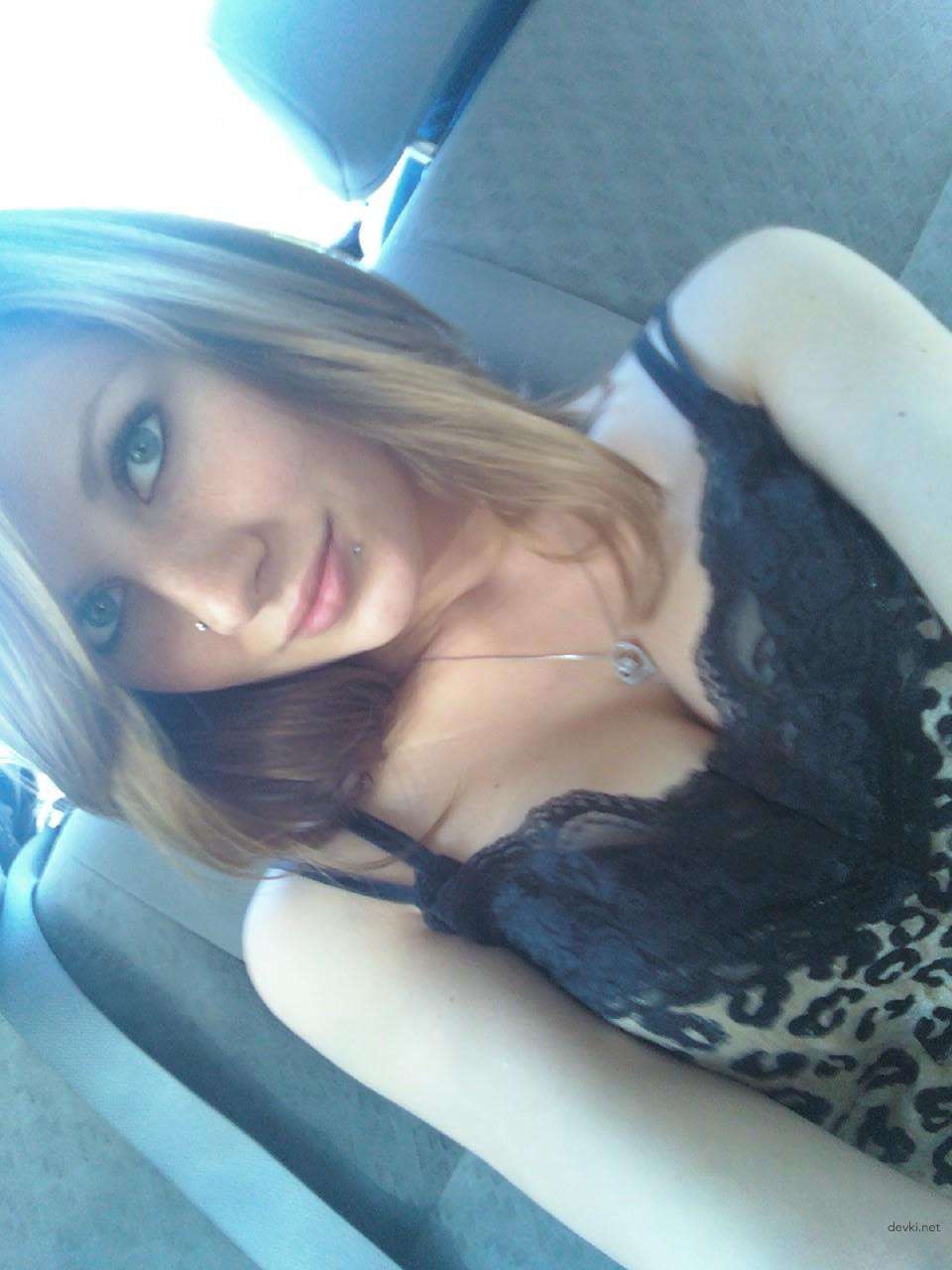 Hot Topless Girl with Amazing Body - Private Amateur Photo