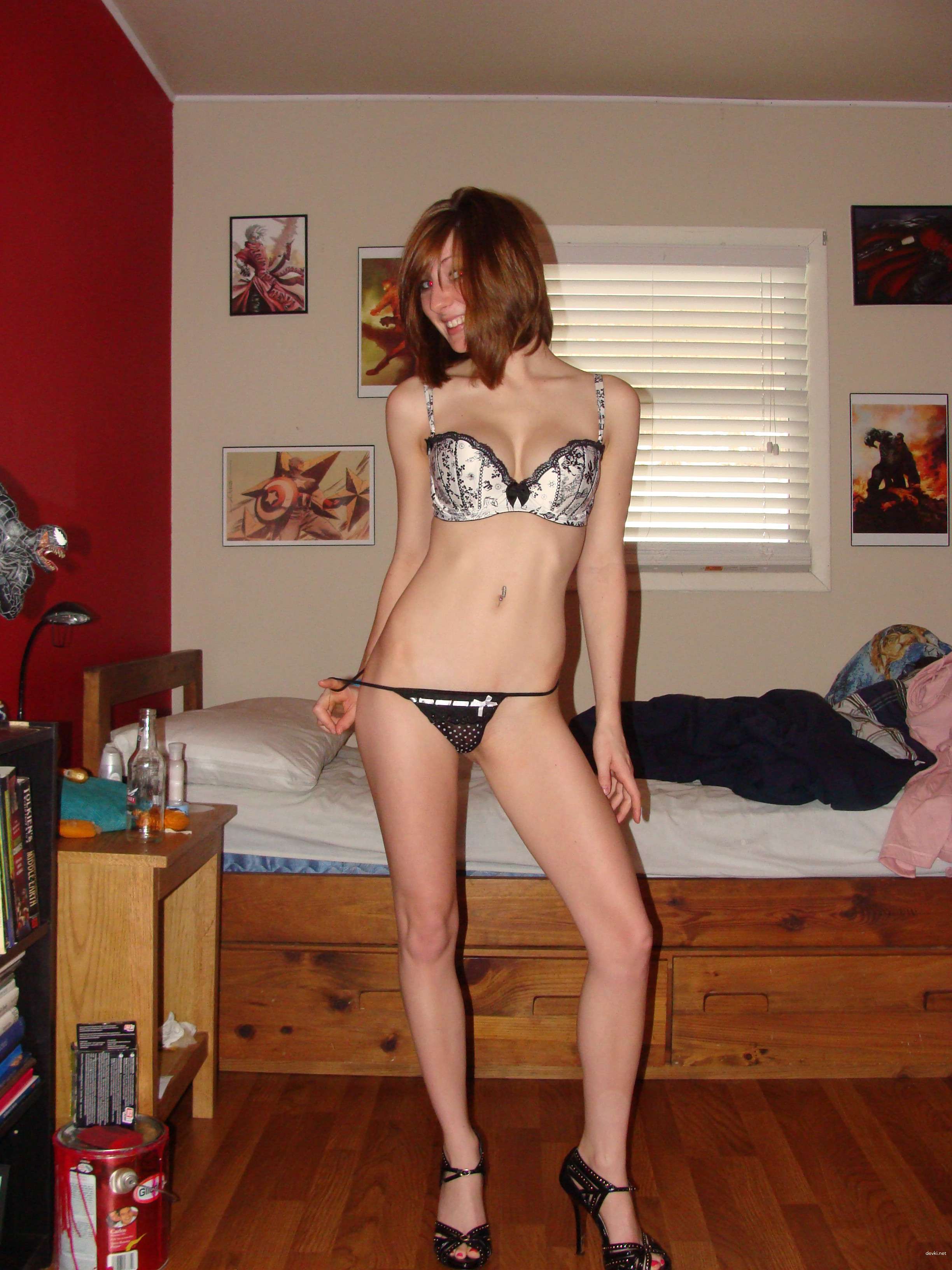 Hot Topless Girl with Amazing Body - Private Amateur Photo