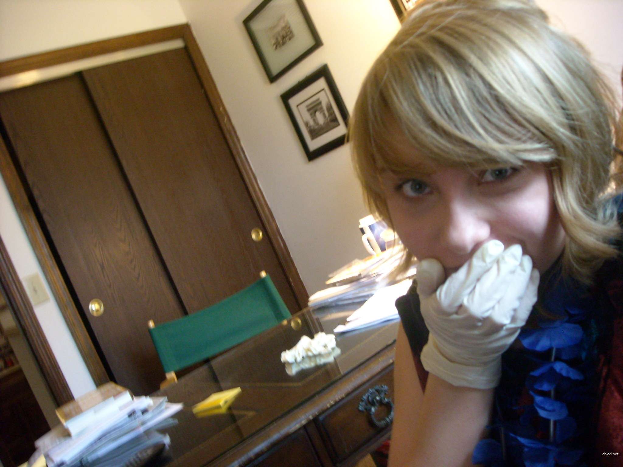 Sexy amateur babe flaunts her bare ass in explicit porn pic