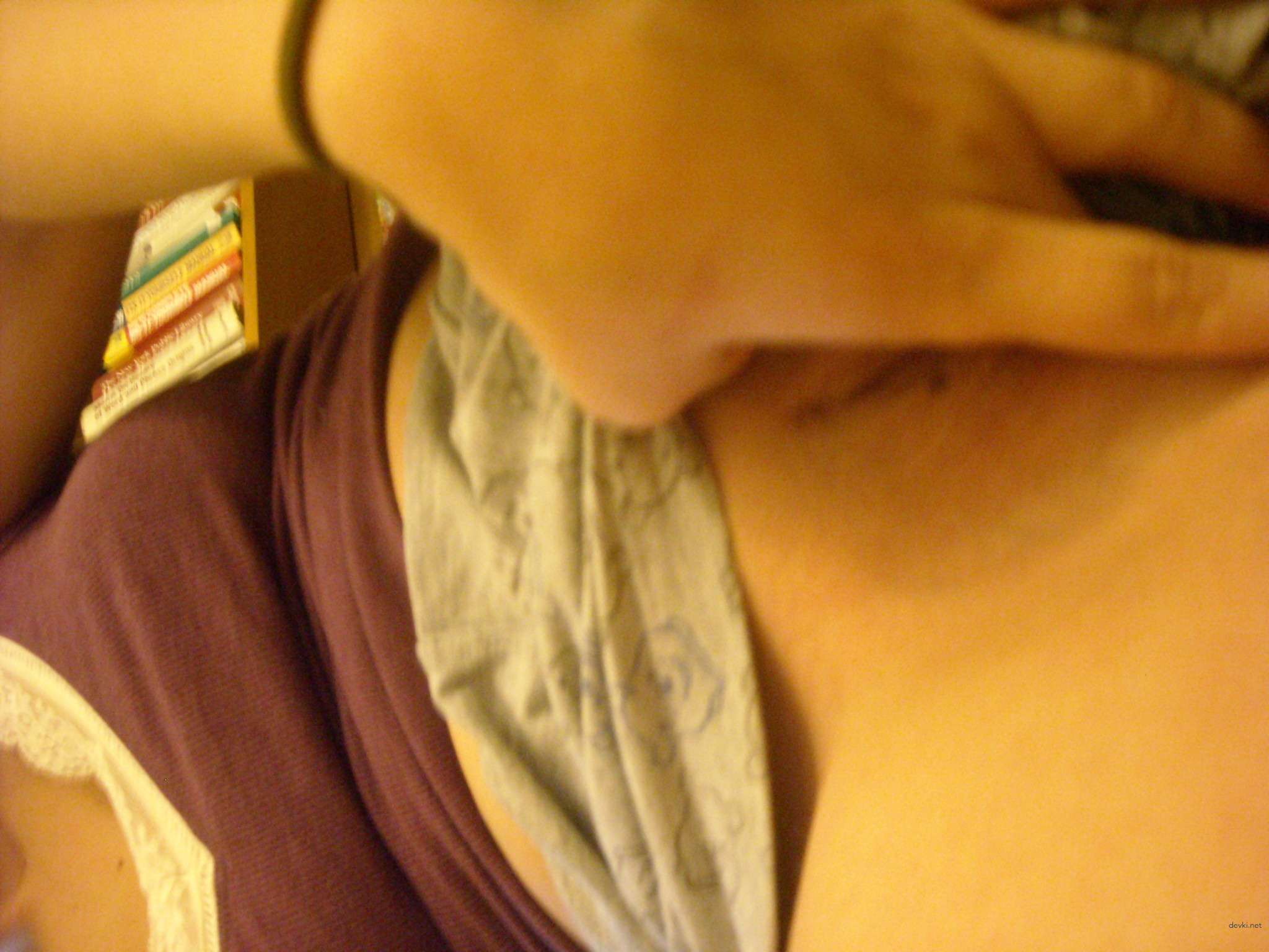 Sexy amateur babe flaunts her bare ass in explicit porn pic