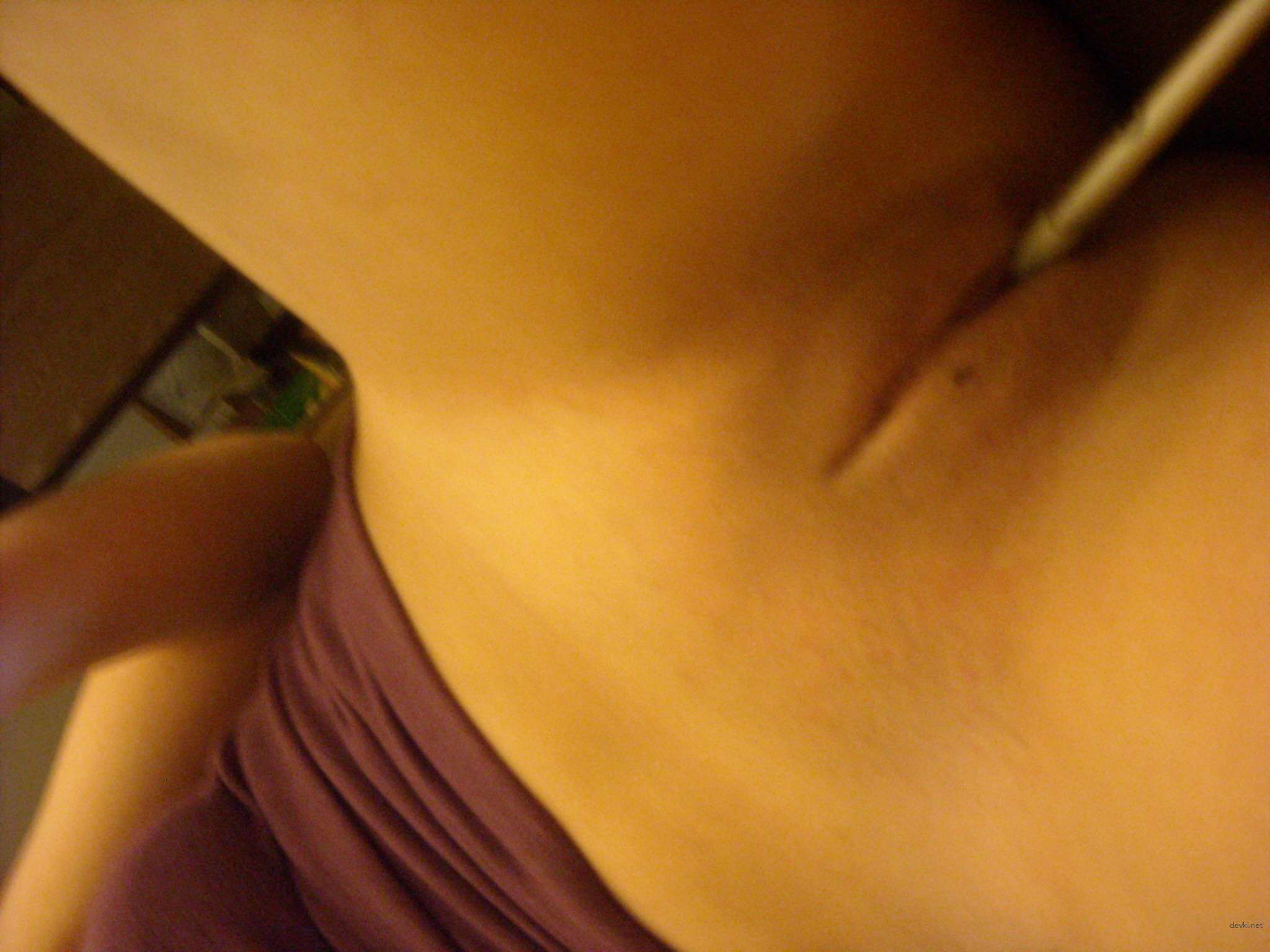 Sexy amateur babe flaunts her bare ass in explicit porn pic