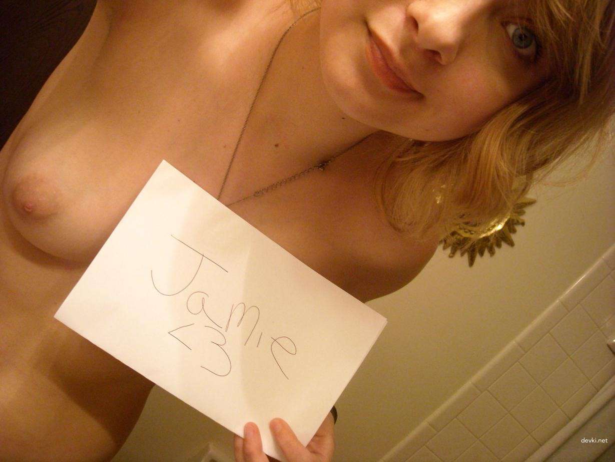 Sexy amateur babe flaunts her bare ass in explicit porn pic