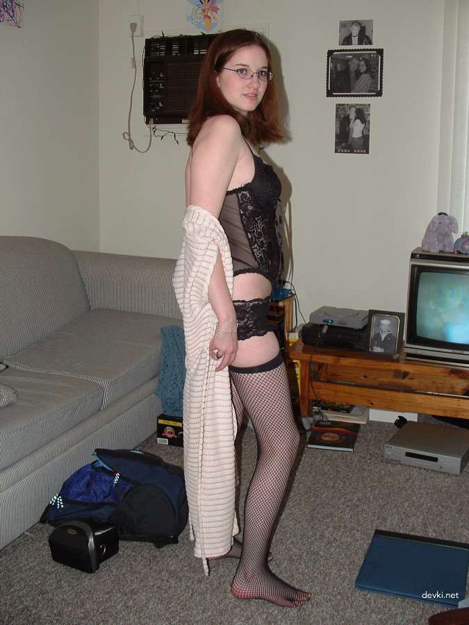 College student masturbates and poses naked in amateur porn pics