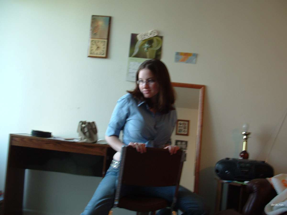 College student masturbates and poses naked in amateur porn pics