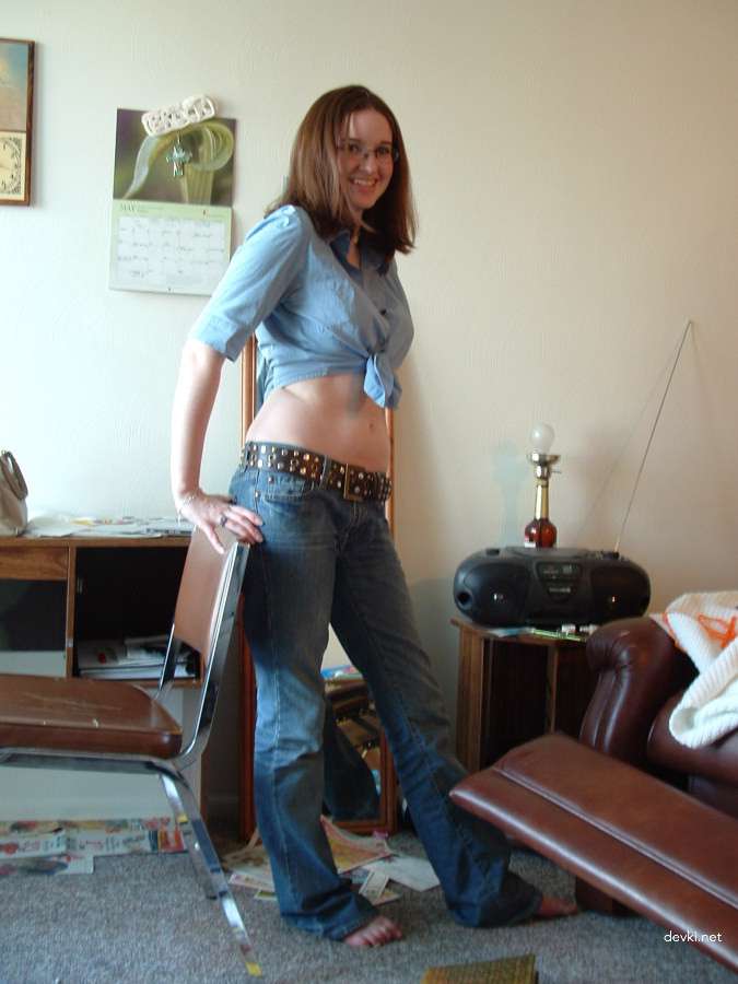 College student masturbates and poses naked in amateur porn pics