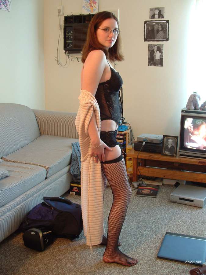 College student masturbates and poses naked in amateur porn pics