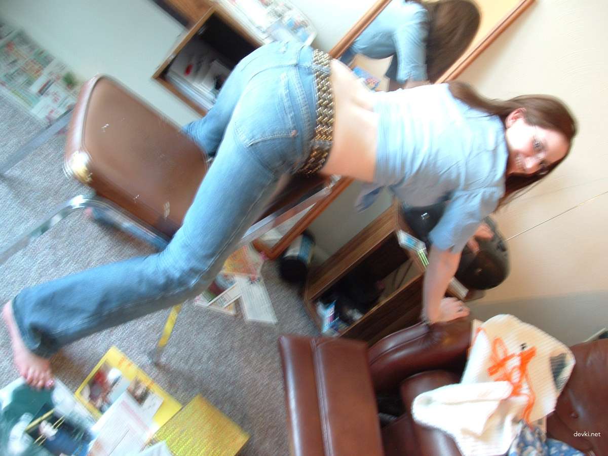 College student masturbates and poses naked in amateur porn pics