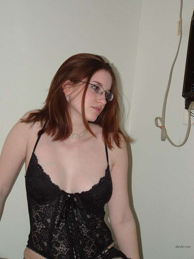 College student masturbates and poses naked in amateur porn pics