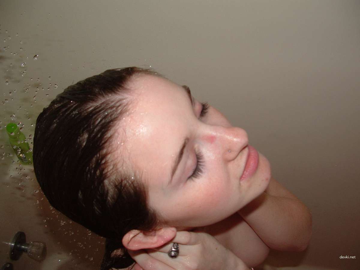 College student masturbates and poses naked in amateur porn pics