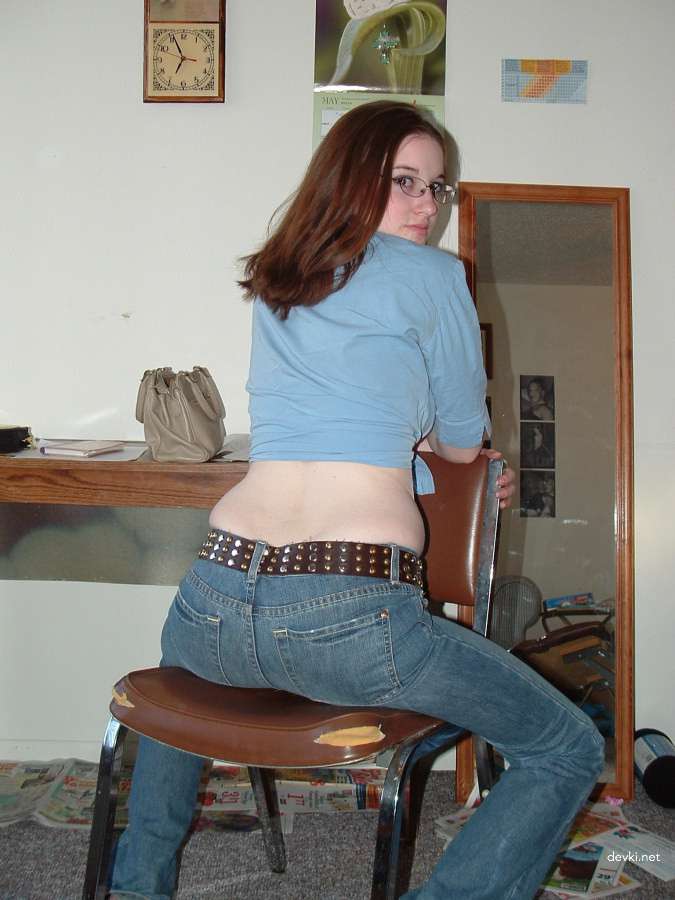 College student masturbates and poses naked in amateur porn pics