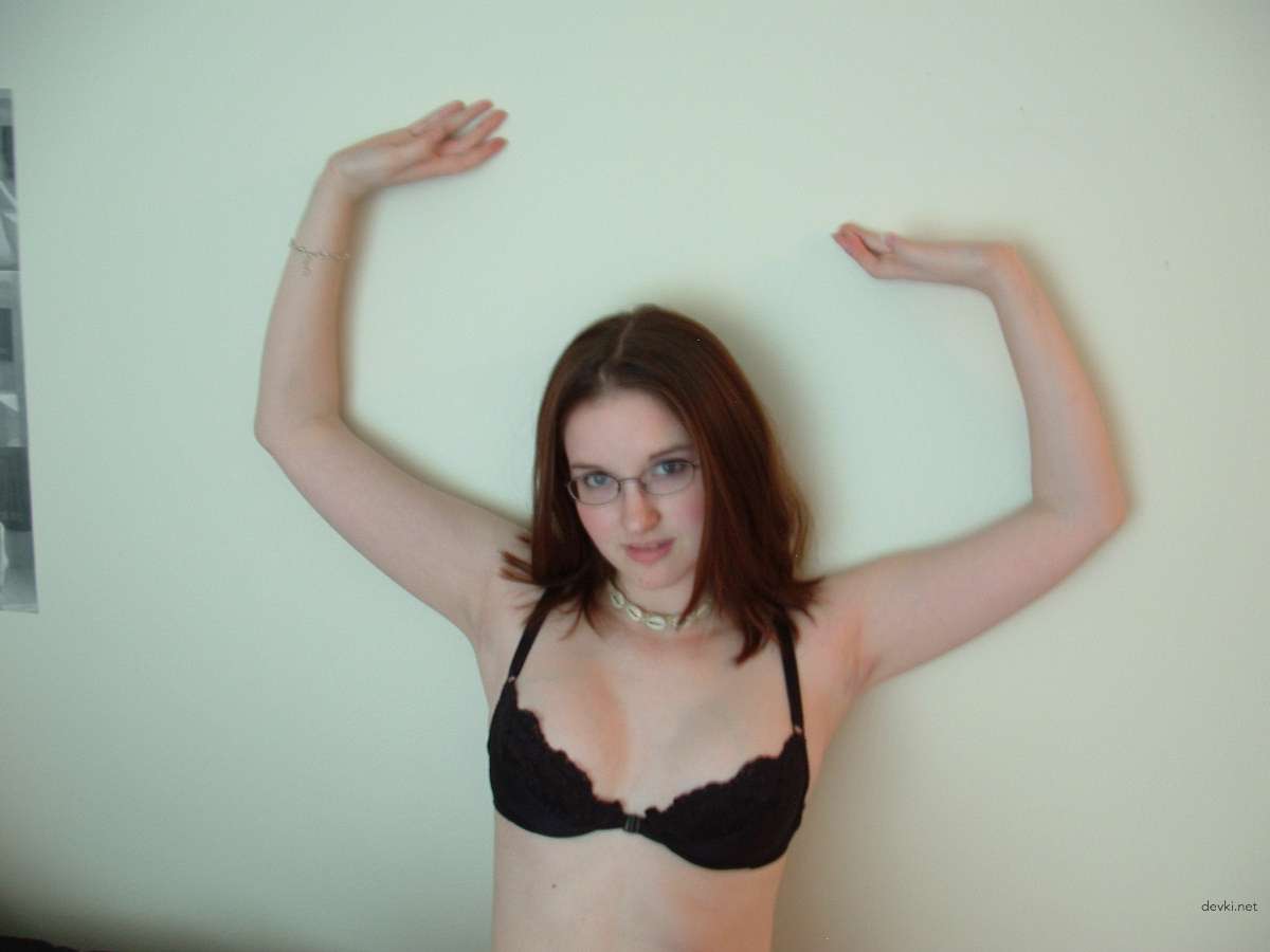 College student masturbates and poses naked in amateur porn pics