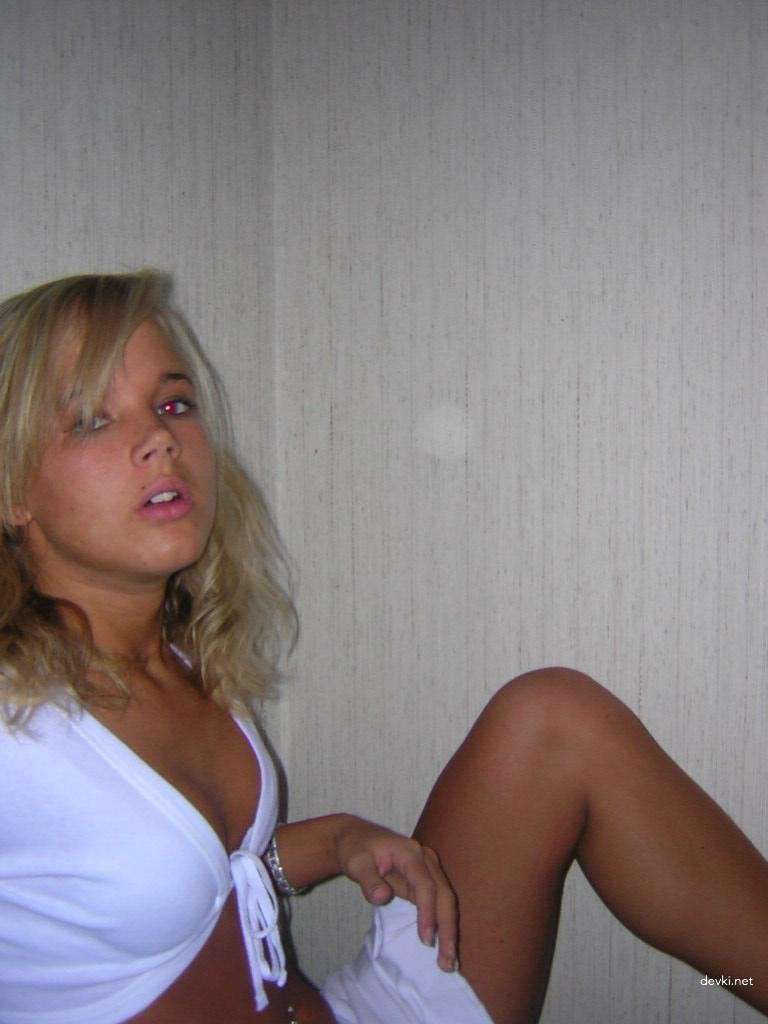 Hot Amateur Porn: Cute Girl's Private Explicit Photos
