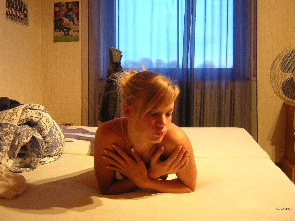 Hot Amateur Porn: Cute Girl's Private Explicit Photos