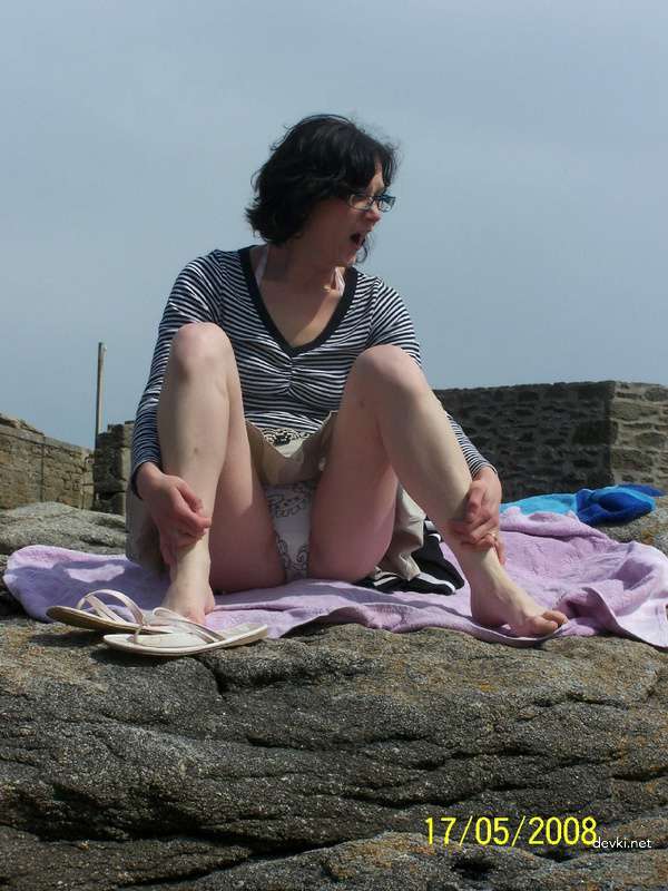 Amateur Babe Plays with Dildo in Explicit Porn Photo Shoot