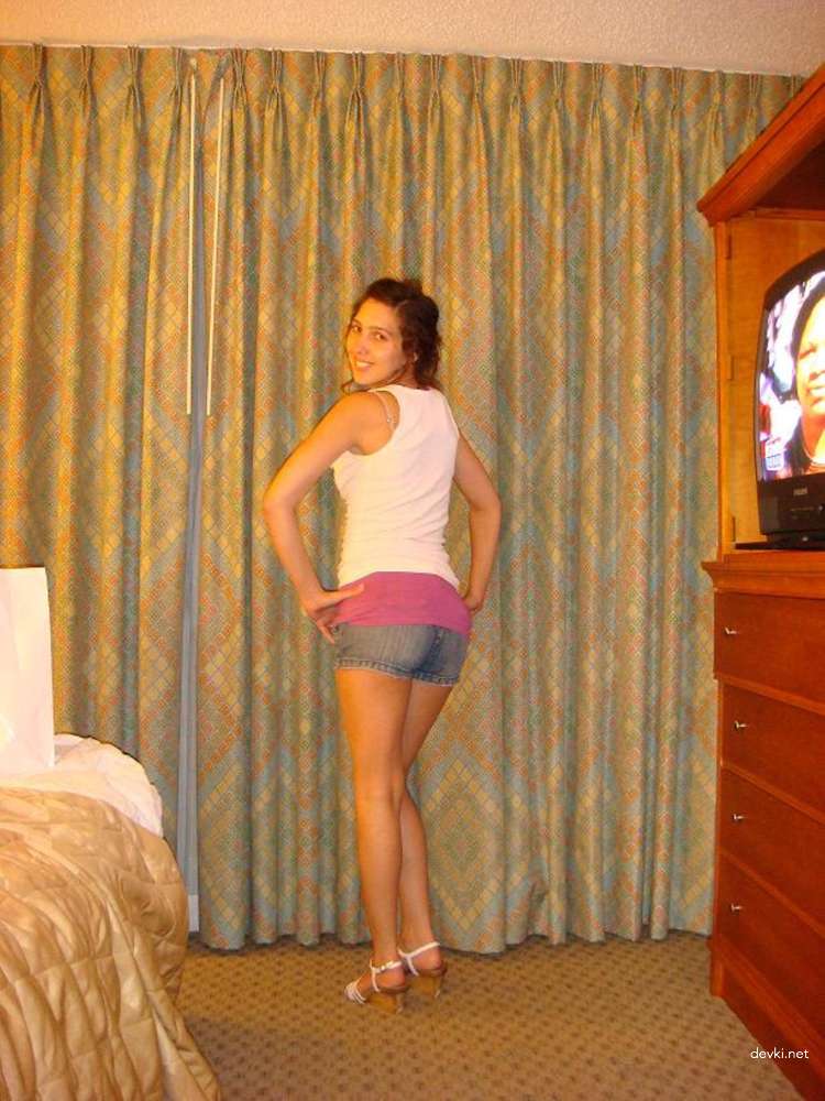 Amateur Girl Nude Posing and Blowjob in Private Porn Photos