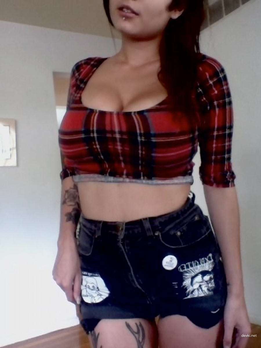 Topless Busty Girl Poses Amateur Photo - Explicit Big Boobs