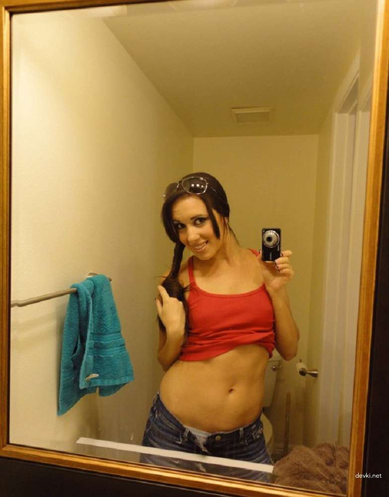 Hot Young Girl's Explicit Selfie Porn - Amateur Teen Sex Photos