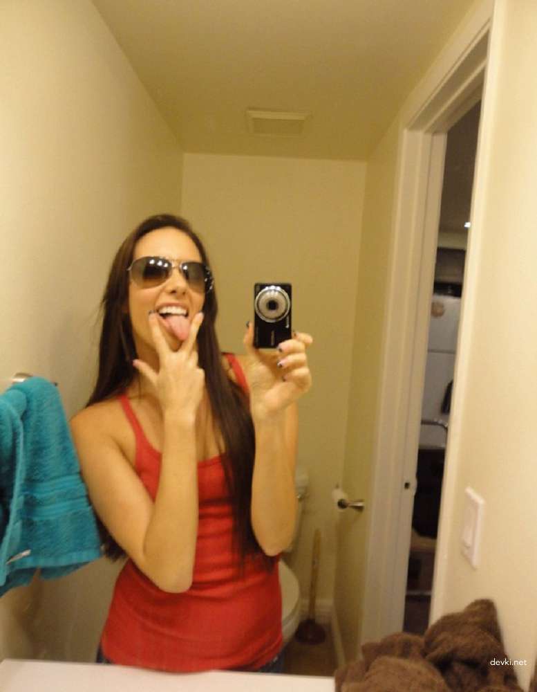 Hot Young Girl's Explicit Selfie Porn - Amateur Teen Sex Photos