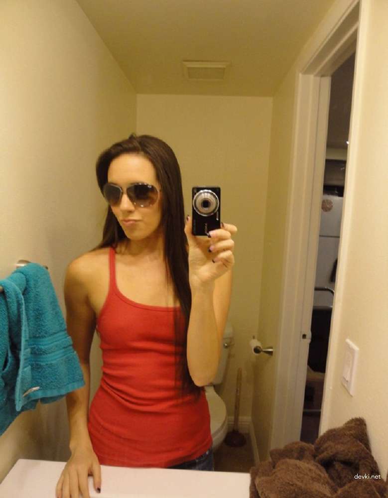 Hot Young Girl's Explicit Selfie Porn - Amateur Teen Sex Photos