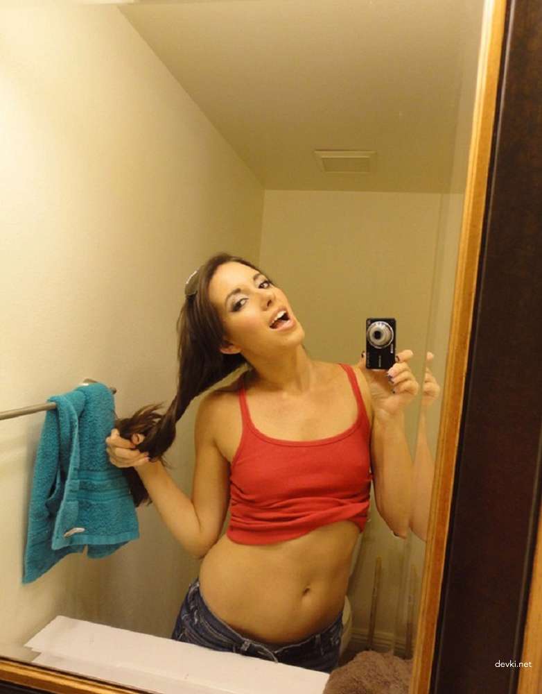 Hot Young Girl's Explicit Selfie Porn - Amateur Teen Sex Photos