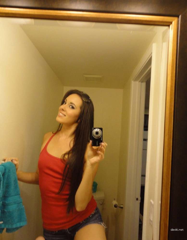 Hot Young Girl's Explicit Selfie Porn - Amateur Teen Sex Photos