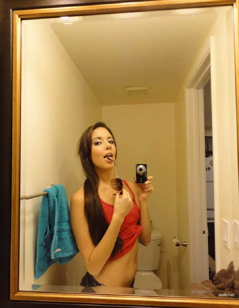 Hot Young Girl's Explicit Selfie Porn - Amateur Teen Sex Photos
