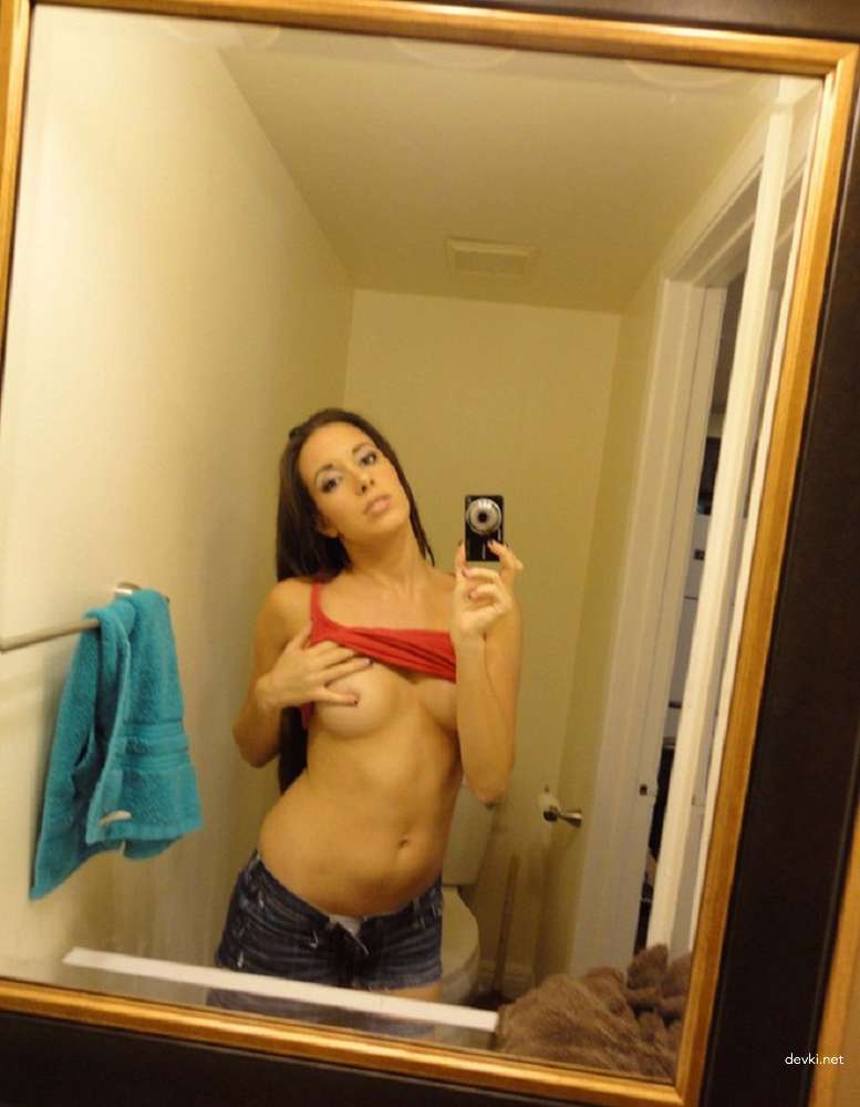 Hot Young Girl's Explicit Selfie Porn - Amateur Teen Sex Photos