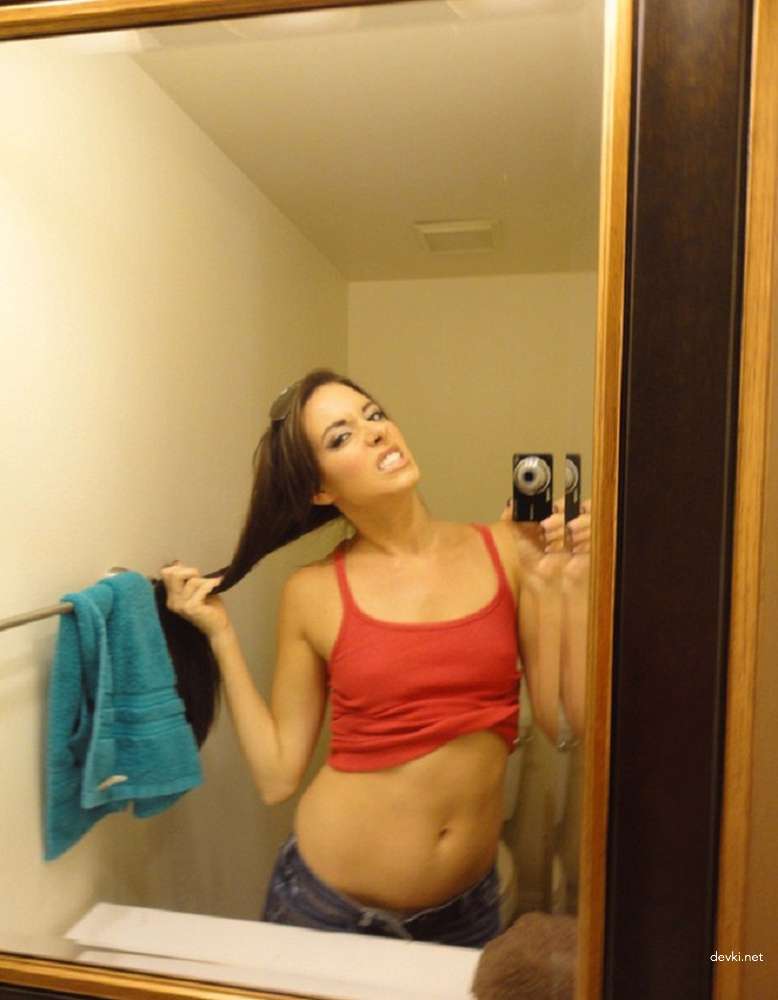 Hot Young Girl's Explicit Selfie Porn - Amateur Teen Sex Photos