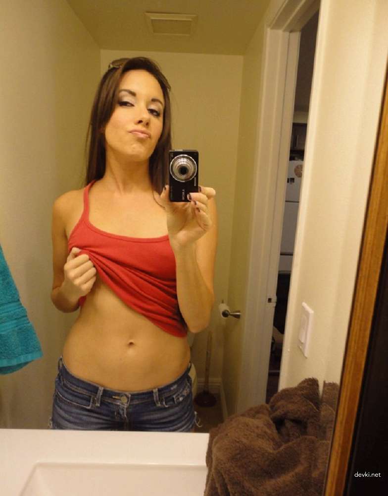 Hot Young Girl's Explicit Selfie Porn - Amateur Teen Sex Photos