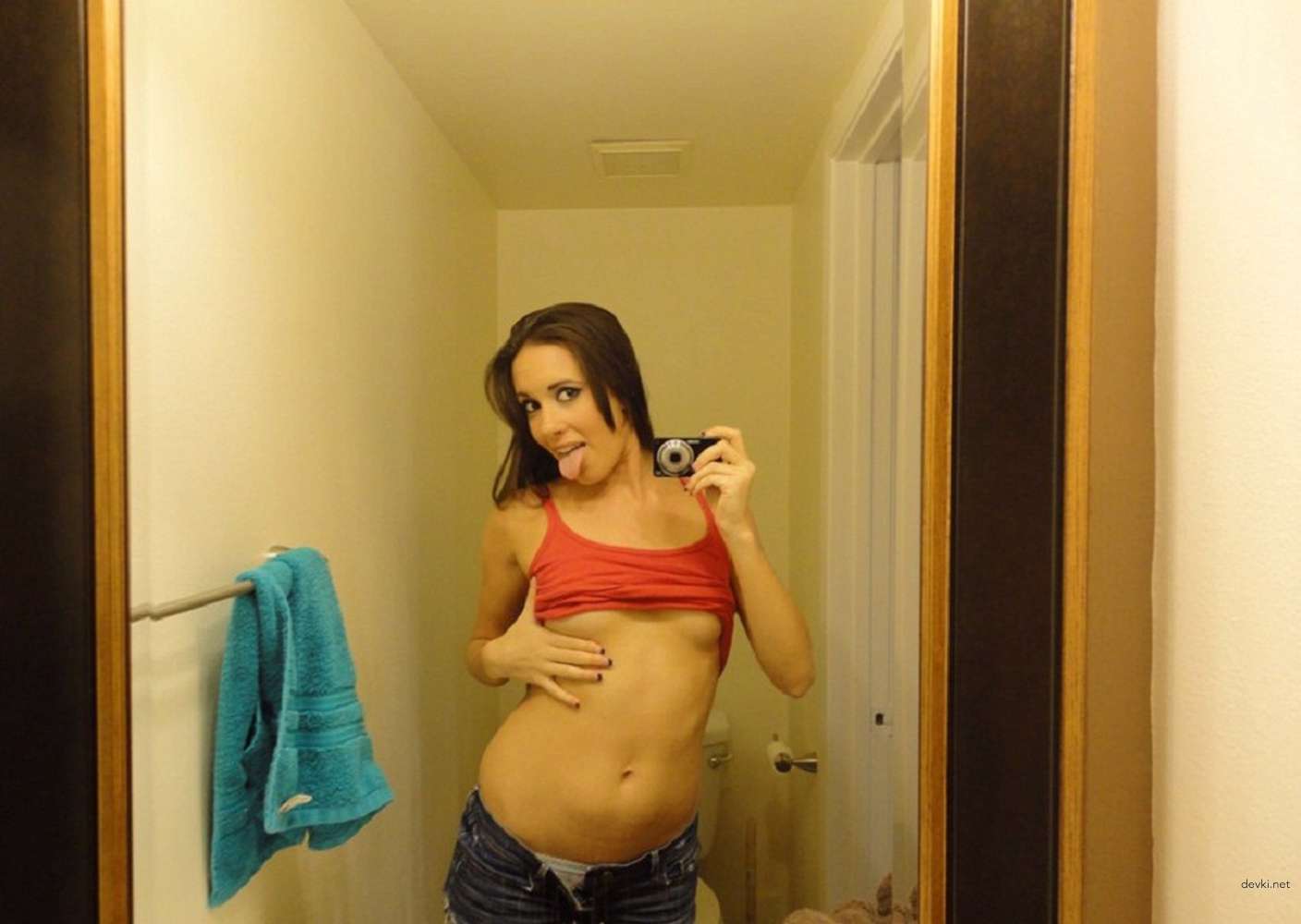 Hot Young Girl's Explicit Selfie Porn - Amateur Teen Sex Photos