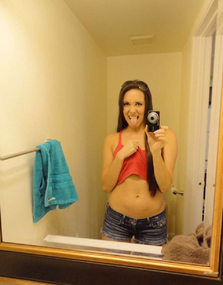 Hot Young Girl's Explicit Selfie Porn - Amateur Teen Sex Photos