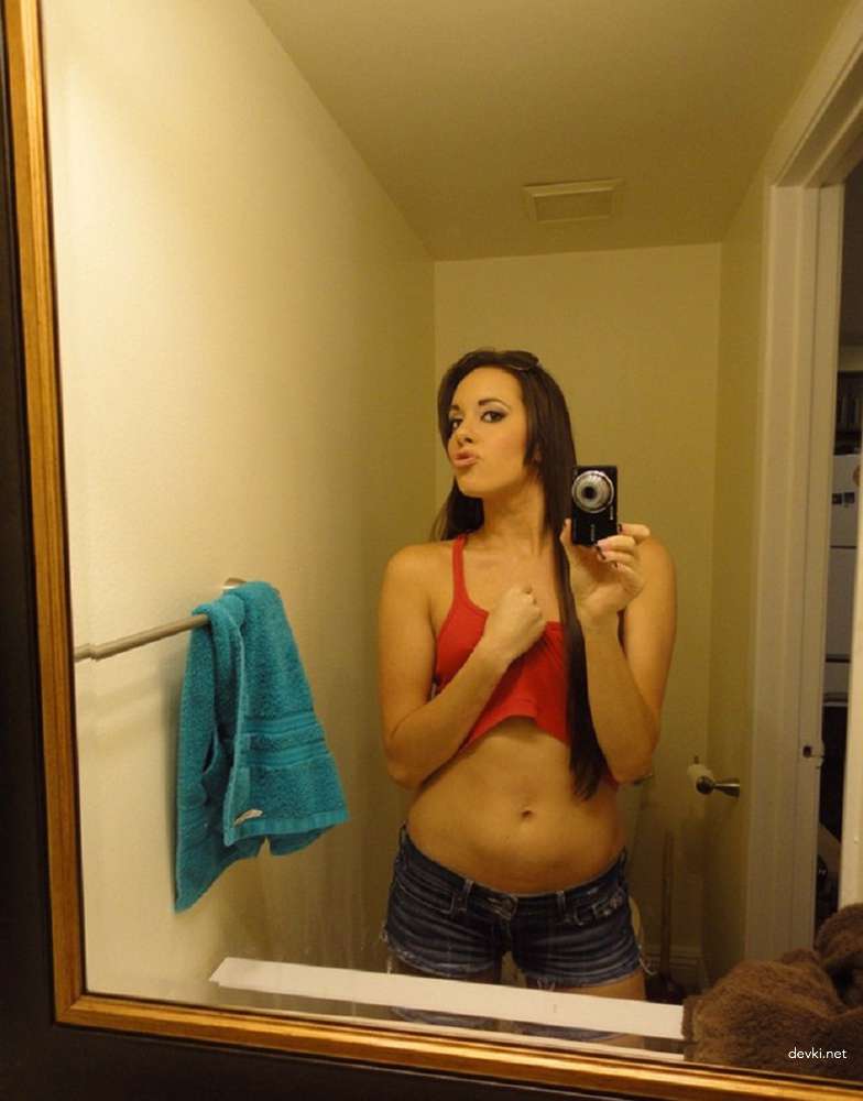 Hot Young Girl's Explicit Selfie Porn - Amateur Teen Sex Photos