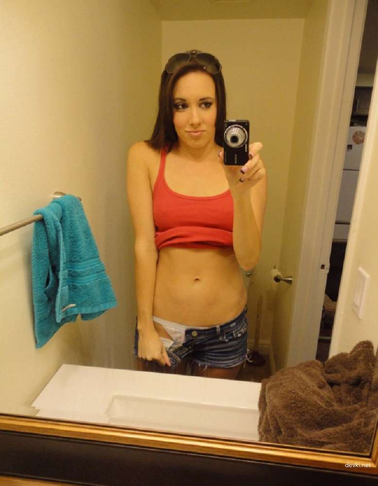 Hot Young Girl's Explicit Selfie Porn - Amateur Teen Sex Photos