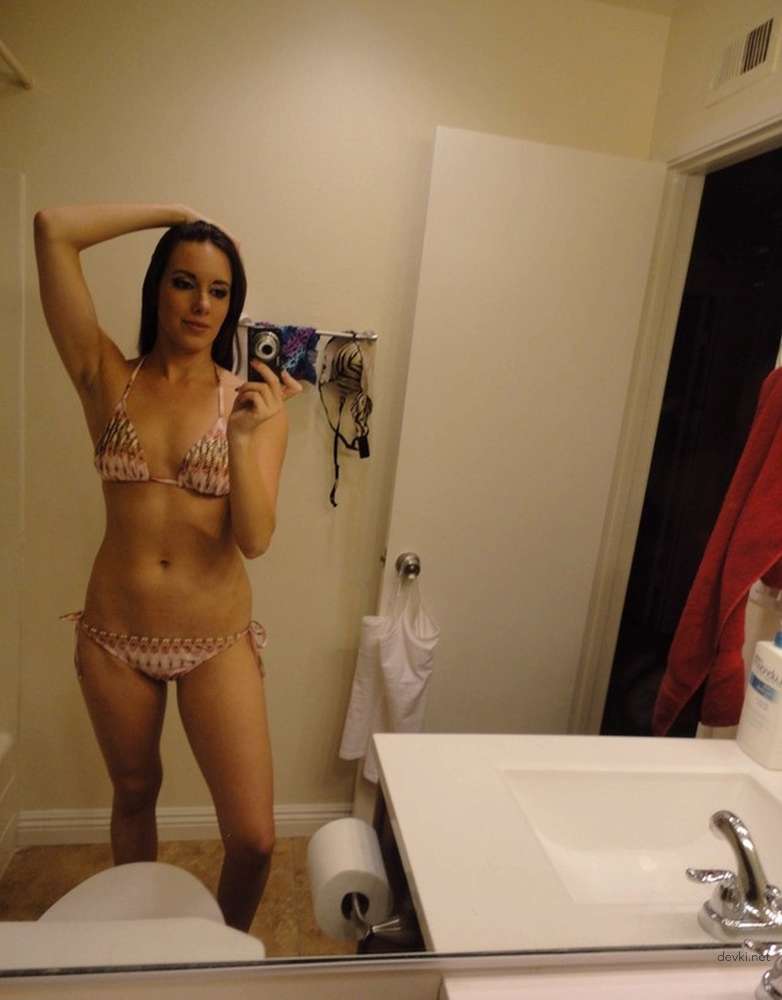 Hot Young Girl's Explicit Selfie Porn - Amateur Teen Sex Photos