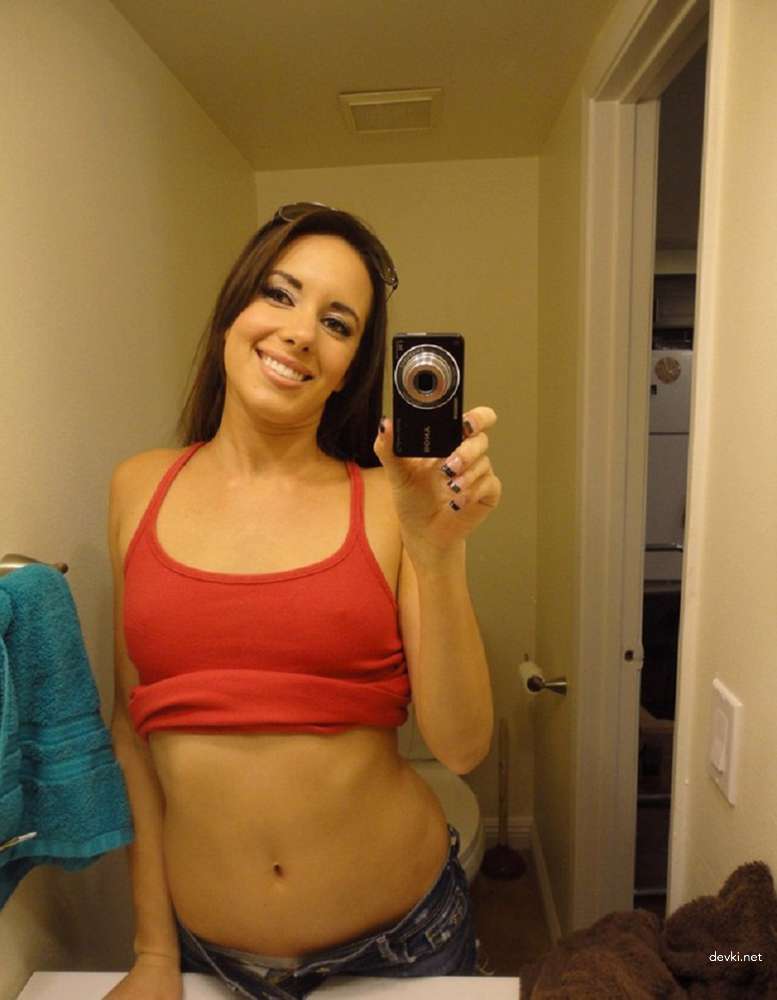 Hot Young Girl's Explicit Selfie Porn - Amateur Teen Sex Photos