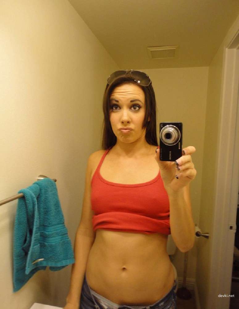 Hot Young Girl's Explicit Selfie Porn - Amateur Teen Sex Photos