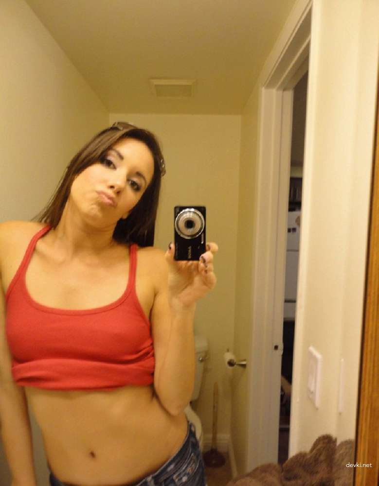 Hot Young Girl's Explicit Selfie Porn - Amateur Teen Sex Photos