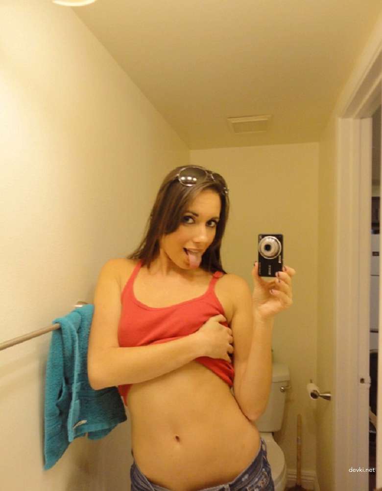 Hot Young Girl's Explicit Selfie Porn - Amateur Teen Sex Photos
