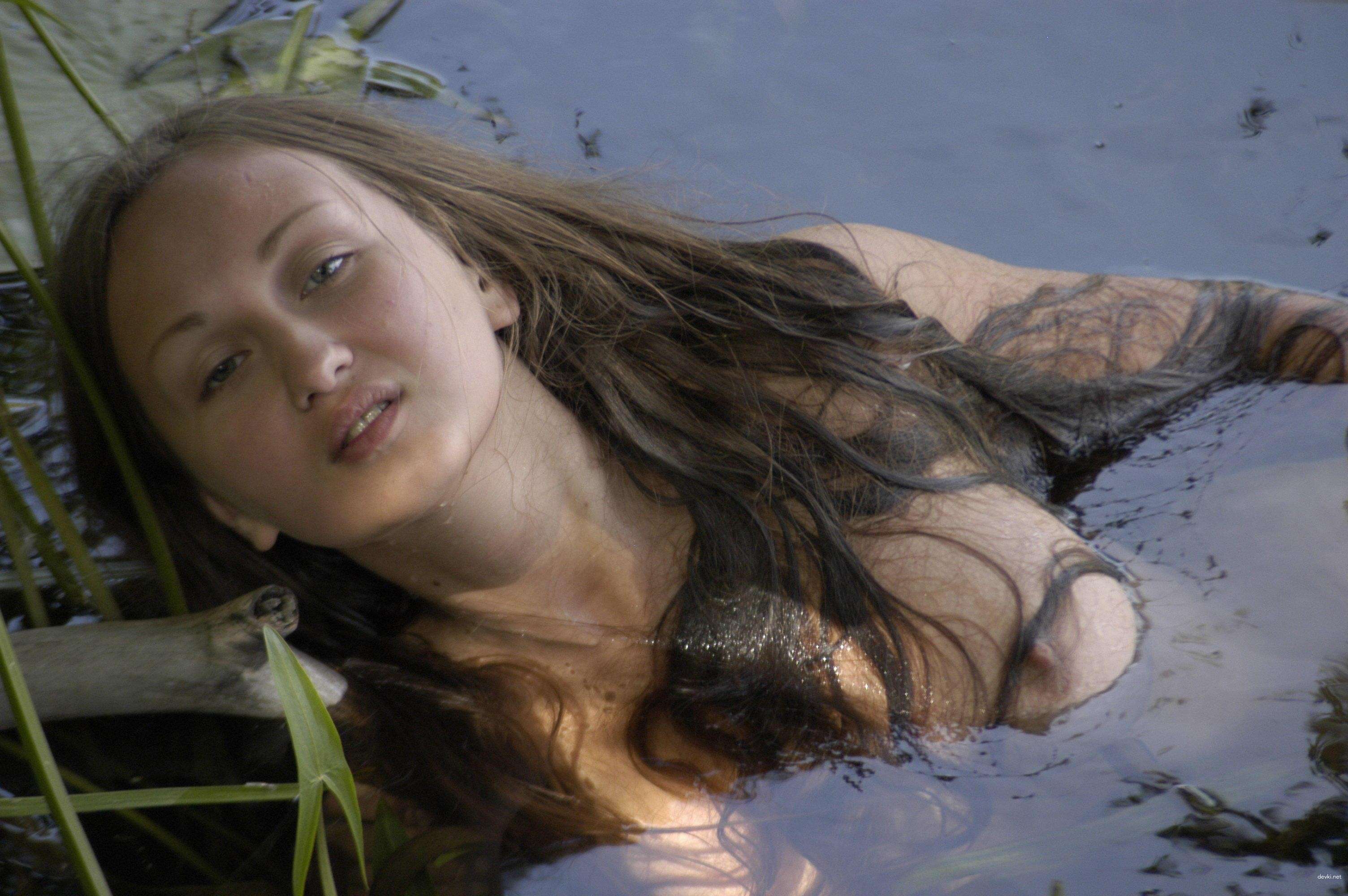 Naked Girl with Big Boobs at Lake: Explicit Amateur Photo