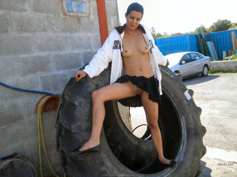 Amateur Slut Gets Fucked in Shaved Pussy - Explicit Porn Photos