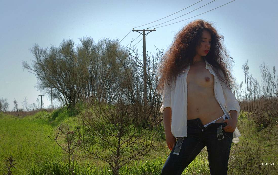 Naked Slut Bends Over for Amateur Porn Photo Shoot