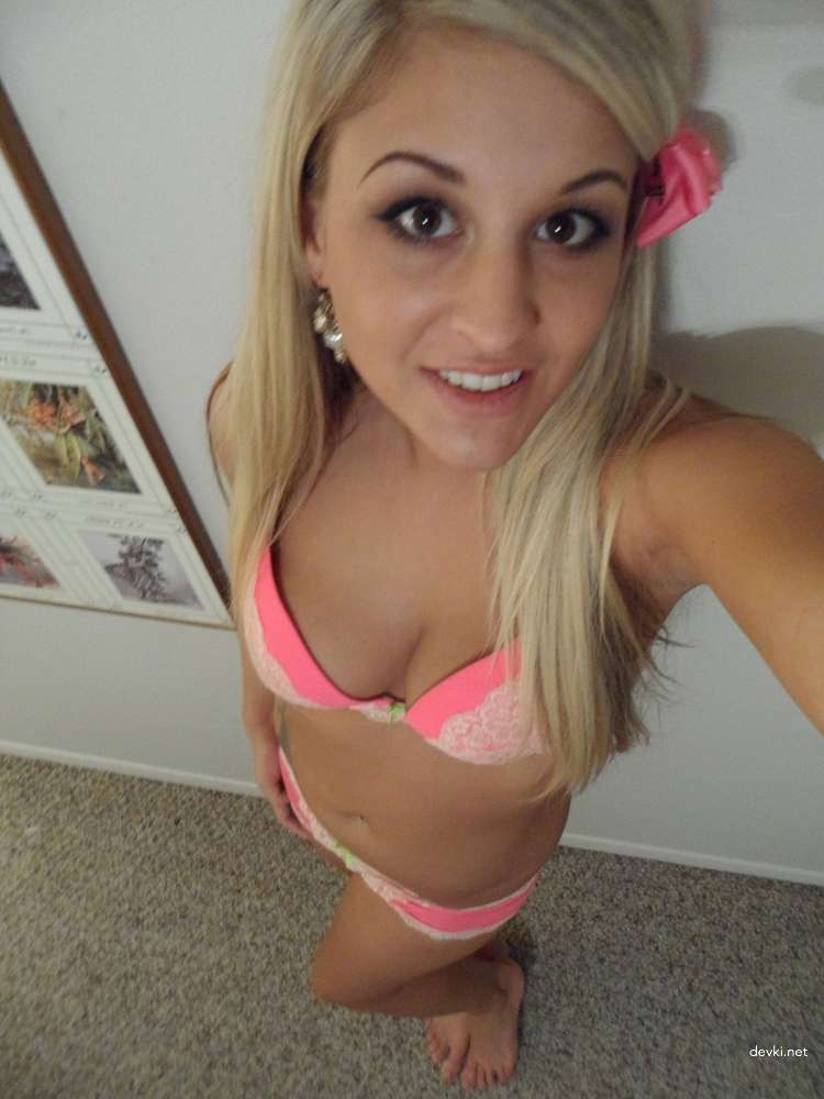 Explicit Amateur Porn: Beautiful Girl's XXX Photoshoot