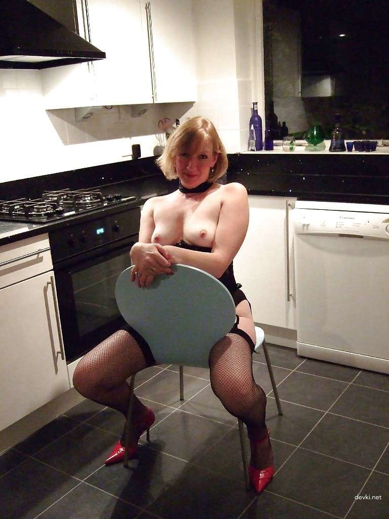 Extreme Amateur Wives Porn: Wild and Explicit Photos of Horny Housewives