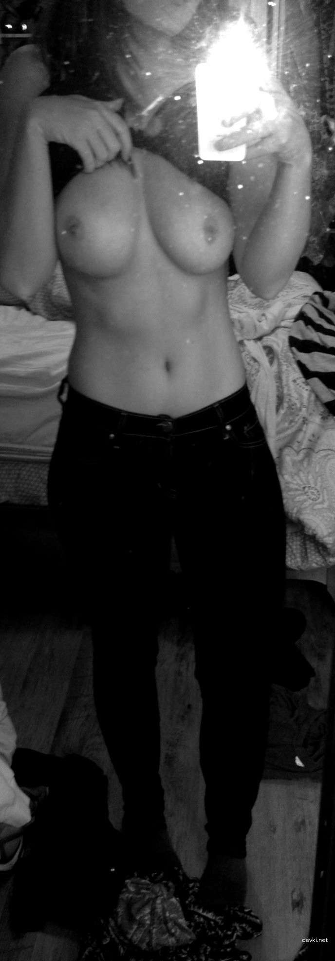 Seductive Amateur Girl Erotic Photoshoot: Explicit and Tempting Content