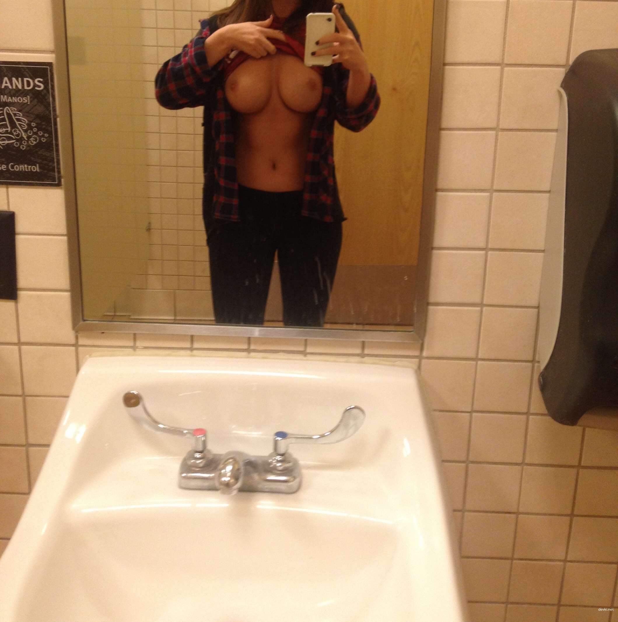 Seductive Amateur Girl Erotic Photoshoot: Explicit and Tempting Content